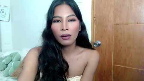 Snapshot of yourprettybella_ts chatting on 11-17-25, 10:04 yourprettybella_ts online show from 11-17-25, 10:04