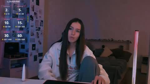 Snapshot of yourrdanceteacher chatting on 10-27-25, 07:40 Eva online show from 10-27-25, 07:40