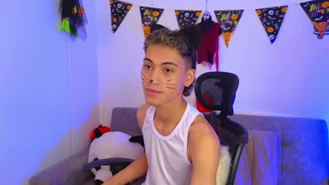 yulian_vasquez online show from 10-31-25, 01:23