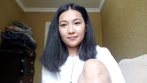 Snapshot of yuonneaquilar chatting on 10-28-25, 05:11 Yuna online show from 10-28-25, 05:11