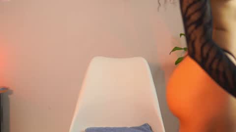 Yuyi Cam online show from 12-20-25, 02:18