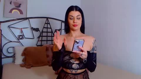 I V Y   online show from 01-05-25, 12:20