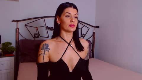 I V Y   online show from 10-21-25, 07:36