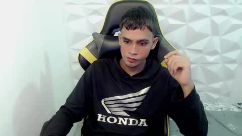 Snapshot of zacariass_ chatting on 12-10-24, 10:05 ZACARIAS online show from 12-10-24, 10:05