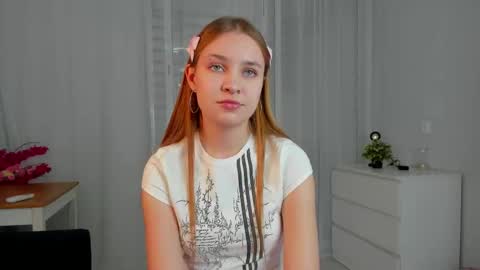 Snapshot of zadabercher chatting on 10-21-25, 01:01 Marina online show from 10-21-25, 01:01