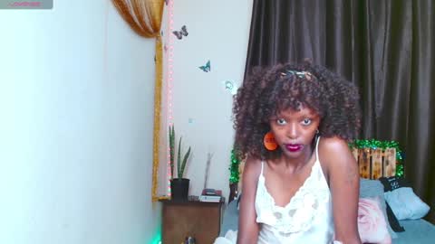 Snapshot of zara_lae chatting on 12-17-24, 11:06 nicky online show from 12-17-24, 11:06