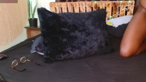 Snapshot of zara_lae chatting on 01-22-25, 11:45 nicky online show from 01-22-25, 11:45