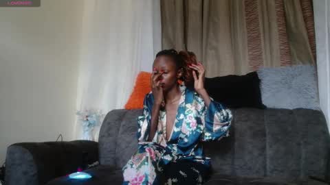 Snapshot of zara_lae chatting on 10-25-25, 10:12 nicky online show from 10-25-25, 10:12