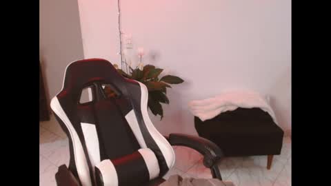 Snapshot of zarabby_skuirt chatting on 12-25-24, 01:42 Zarabby online show from 12-25-24, 01:42