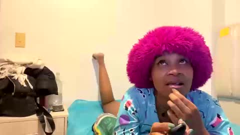 Snapshot of zarabby_skuirt chatting on 10-16-25, 02:56 Zarabby online show from 10-16-25, 02:56