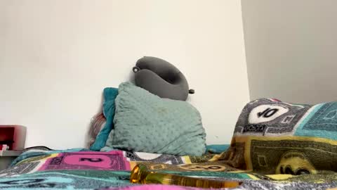 Snapshot of zarabby_skuirt chatting on 10-18-25, 03:24 Zarabby online show from 10-18-25, 03:24