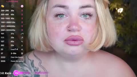 Snapshot of zarareign_ chatting on 10-15-25, 07:41 Lola online show from 10-15-25, 07:41