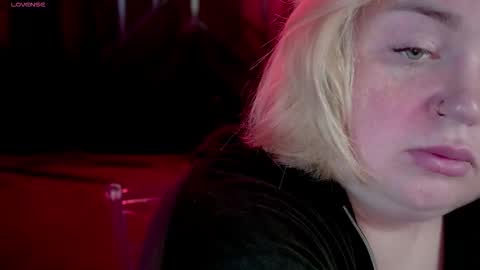 Snapshot of zarareign_ chatting on 11-16-25, 01:39 Lola online show from 11-16-25, 01:39