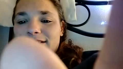 Snapshot of zellelajay2009 chatting on 02-12-25, 01:27 KENDAL Kaylee online show from 02-12-25, 01:27