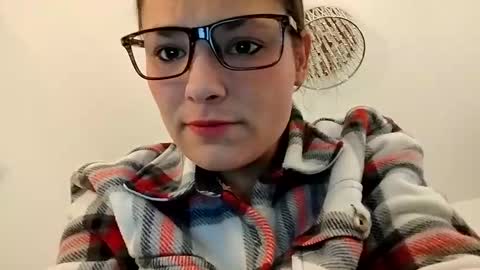Snapshot of zellelajay2009 chatting on 02-14-25, 07:54 KENDAL Kaylee online show from 02-14-25, 07:54