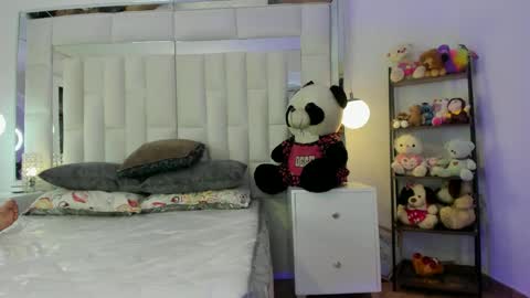 Snapshot of zenda_johns chatting on 01-21-25, 05:27 zendal Johns online show from 01-21-25, 05:27