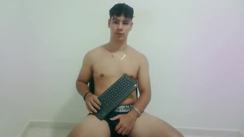 zeus_183 online show from 10-05-25, 12:09