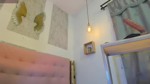 ZHAMIRA  ANDRES online show from 10-18-25, 12:13