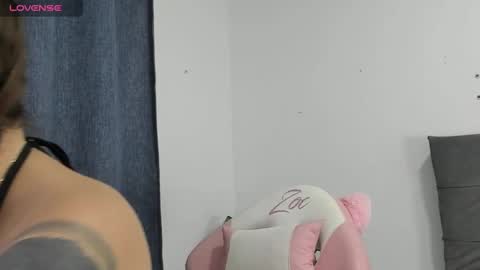 Snapshot of zoe69__ chatting on 01-23-25, 05:13 ZOE online show from 01-23-25, 05:13