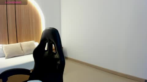 Snapshot of zoe_danae_ chatting on 04-10-26, 12:21 Zoe online show from 04-10-26, 12:21