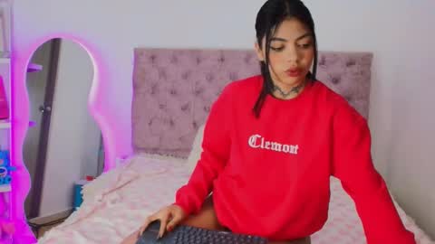 zoe_kravitx_ online show from 01-13-26, 06:29