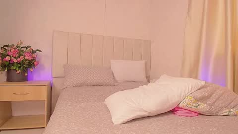 Snapshot of zoe_mocca chatting on 12-18-24, 10:13 Mia online show from 12-18-24, 10:13