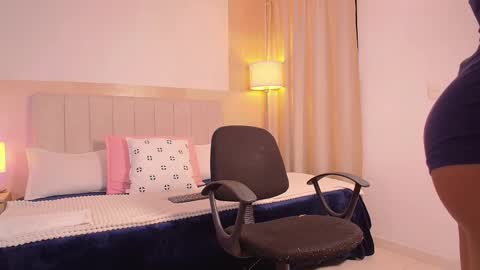 Snapshot of zoe_mocca chatting on 10-06-25, 01:47 Mia online show from 10-06-25, 01:47