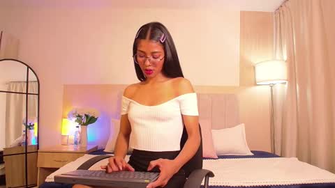 Snapshot of zoe_mocca chatting on 10-15-25, 12:00 Mia online show from 10-15-25, 12:00