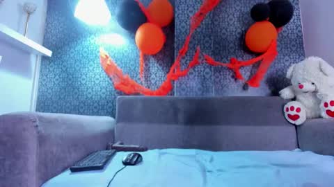 Snapshot of zoe_white__ chatting on 11-01-25, 12:40 Zoe online show from 11-01-25, 12:40