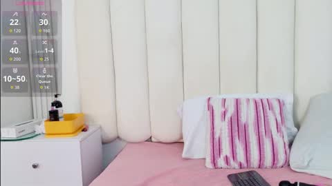 zoeameliie online show from 10-08-25, 12:41