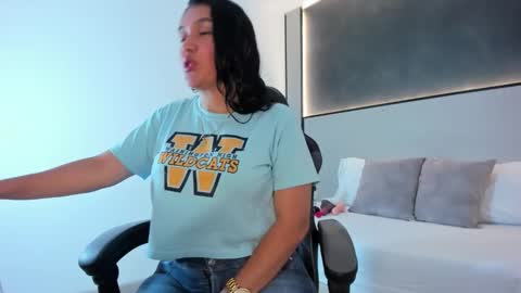 Snapshot of zoee_zi chatting on 10-25-25, 06:57 zoee_zi online show from 10-25-25, 06:57