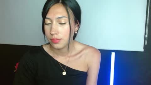 Snapshot of zoegp chatting on 12-14-24, 06:35 Laura online show from 12-14-24, 06:35