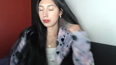 Snapshot of zoegp chatting on 01-17-25, 11:27 Laura online show from 01-17-25, 11:27