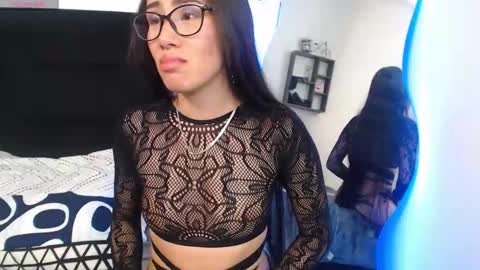 Snapshot of zoegp chatting on 09-09-25, 04:34 Laura online show from 09-09-25, 04:34