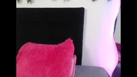 Snapshot of zoegp chatting on 09-24-25, 04:27 Laura online show from 09-24-25, 04:27