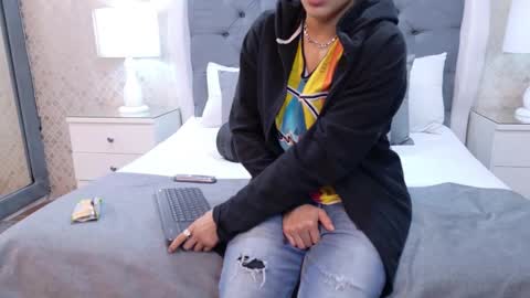 Snapshot of zoekrug chatting on 10-10-25, 01:10 Zoe Krug online show from 10-10-25, 01:10