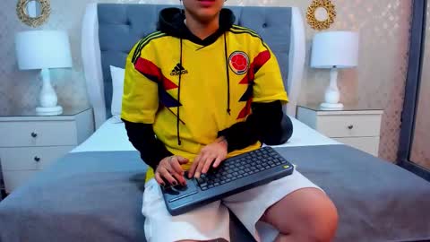 Snapshot of zoekrug chatting on 10-11-25, 11:53 Zoe Krug online show from 10-11-25, 11:53