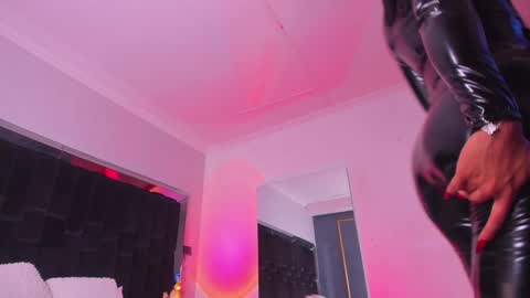 zoevidal_ online show from 01-06-25, 05:59