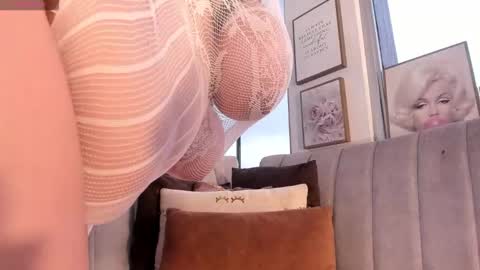 zoey thommpson online show from 10-17-25, 07:38