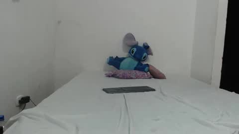 Snapshot of zoeyandnoah chatting on 11-19-25, 02:44 ZoeyANDNoah online show from 11-19-25, 02:44