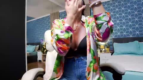 Snapshot of zoeylarkens chatting on 10-19-25, 04:40 Zoey online show from 10-19-25, 04:40