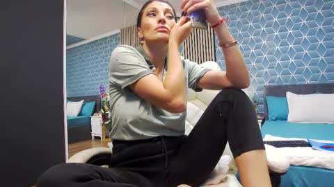 Snapshot of zoeylarkens chatting on 11-06-25, 06:09 Zoey online show from 11-06-25, 06:09