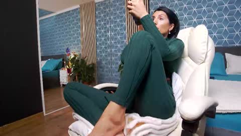 Snapshot of zoeylarkens chatting on 11-14-25, 05:33 Zoey online show from 11-14-25, 05:33