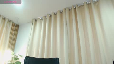 Snapshot of zohet_kriss chatting on 10-20-25, 03:45 CALL ME Z O H E T online show from 10-20-25, 03:45