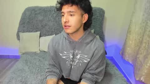 Snapshot of zoren333 chatting on 10-22-25, 01:06 ZOREN online show from 10-22-25, 01:06