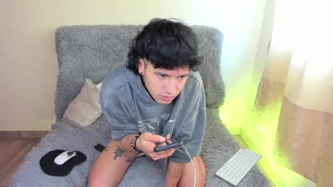 Snapshot of zoren333 chatting on 10-22-25, 04:40 ZOREN online show from 10-22-25, 04:40