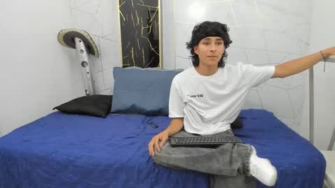 Snapshot of zoro_v chatting on 10-18-25, 08:20 online show from 10-18-25, 08:20