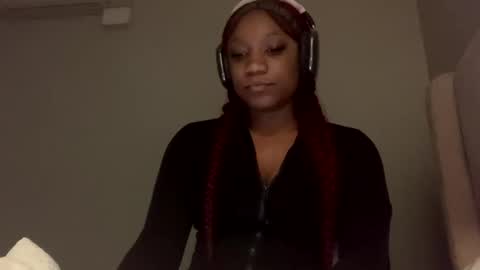 Snapshot of zurifrostxo chatting on 10-16-25, 08:21 Zuri Frost online show from 10-16-25, 08:21