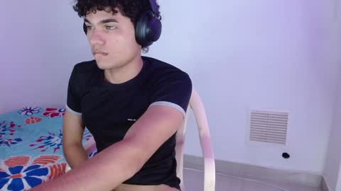 Snapshot of zyrosxk chatting on 01-15-25, 06:43 antonio felipe online show from 01-15-25, 06:43