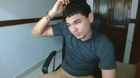 Snapshot of zyrosxk chatting on 09-25-25, 07:01 antonio felipe online show from 09-25-25, 07:01